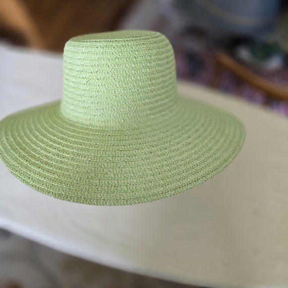 Five beautiful straw hats + hat box! - Picture 15 of 16